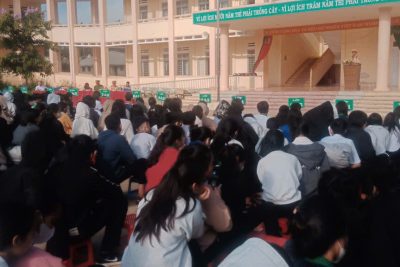BUỔI  TUYÊN TRUYỀN AN TOÀN GIAO THÔNG CHO HS TRƯỜNG THCS NGUYỄN KHUYẾN DO CÁN BỘ CÔNG AN THỊ XÃ BUÔN HỒ  TỔ CHỨC
